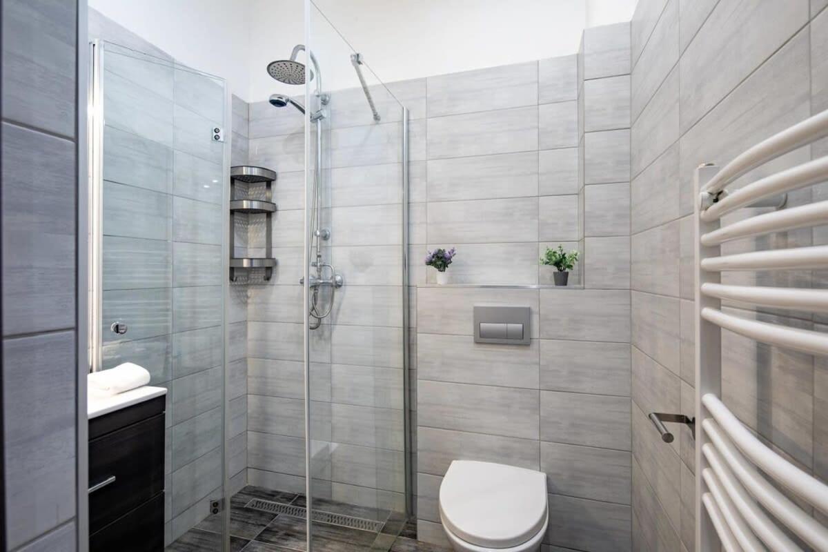 - Large And Comfy Apartment